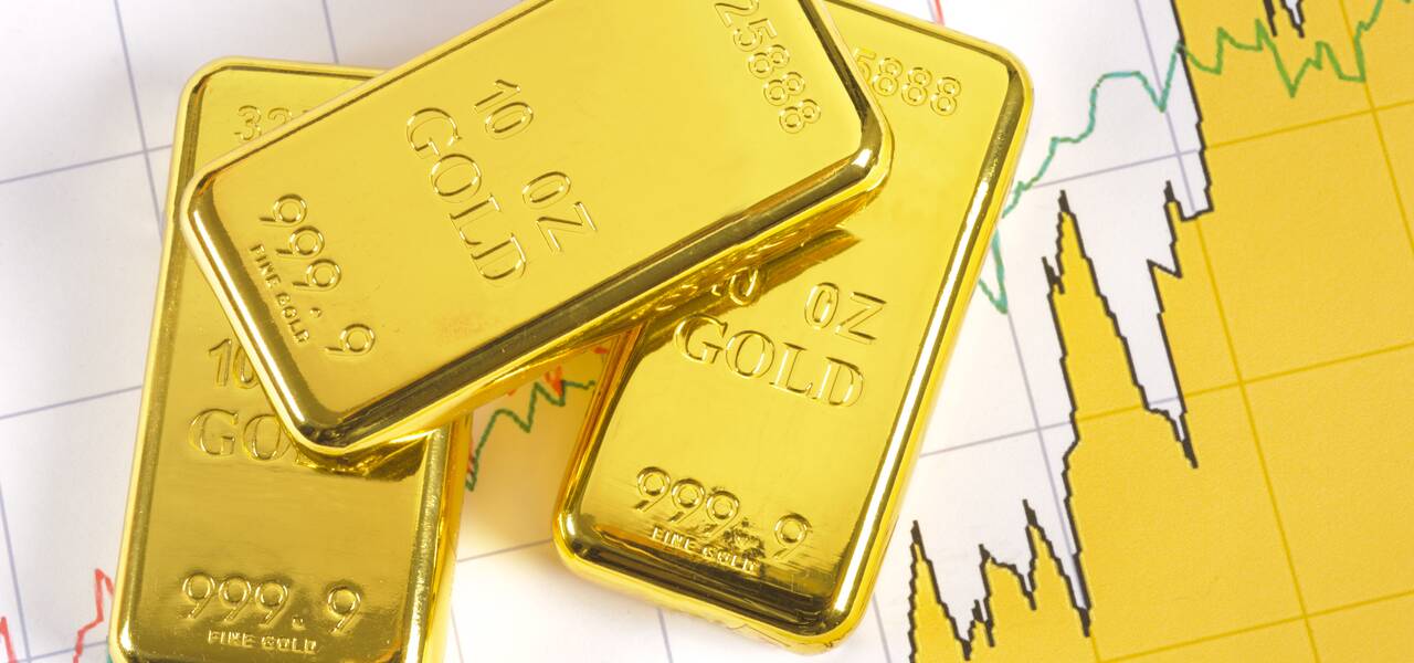 Gold soars on the risk-averse demand 